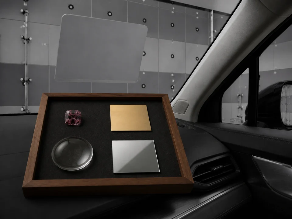 Reflection Validation의 mirror-surface-camera-environment 커머셜 포토그래피 예시